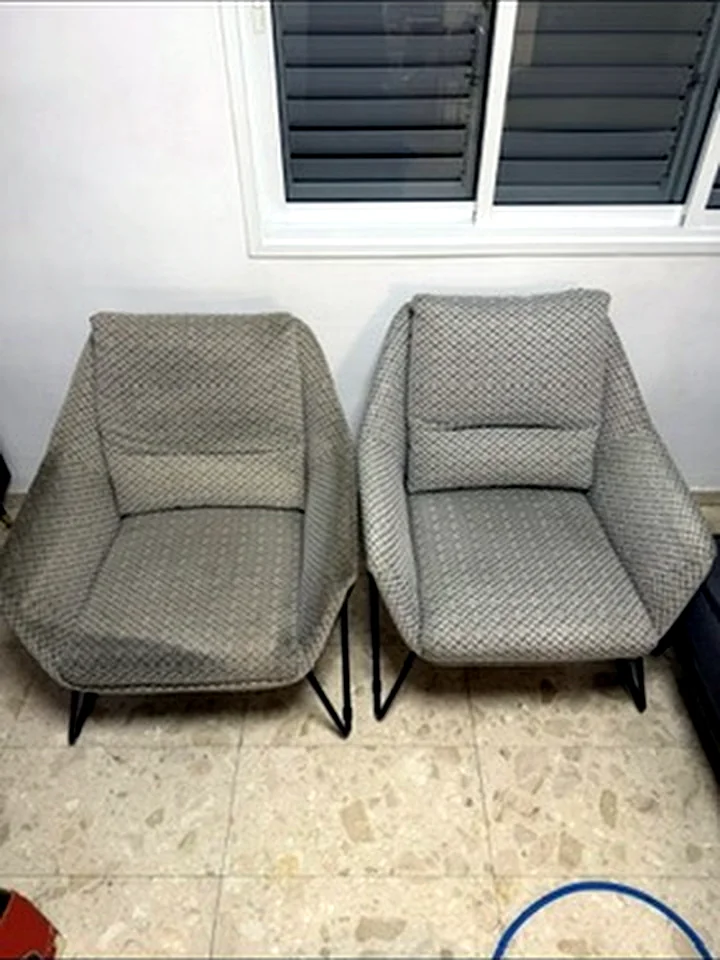 זוג כורסאות מרופדות תואמות